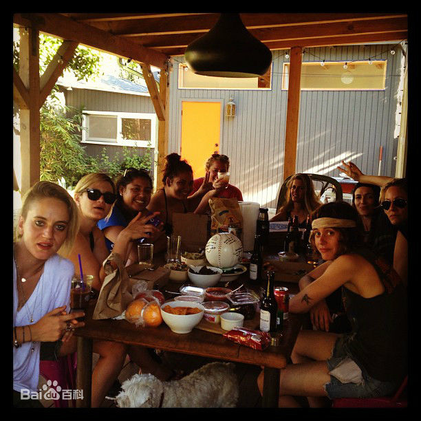 凯瑟琳·莫宁(Katherine Sian Moennig)kate的生活照（朋友、狗狗、爱好）图片图集