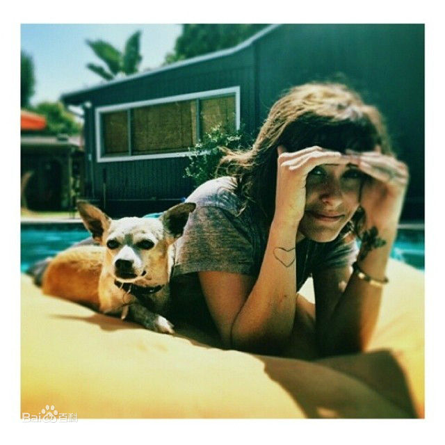 凯瑟琳·莫宁(Katherine Sian Moennig)kate的生活照（朋友、狗狗、爱好）图片图集