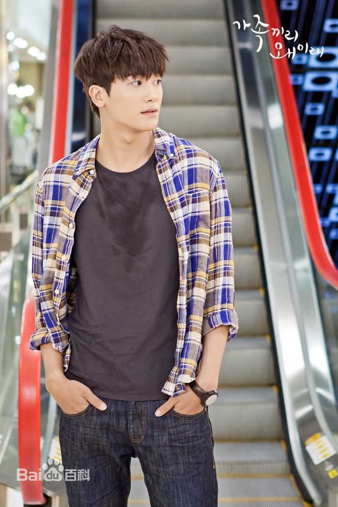 朴炯植(，Park Hyung Sik)在《家族之间何必这样》（2014）中的