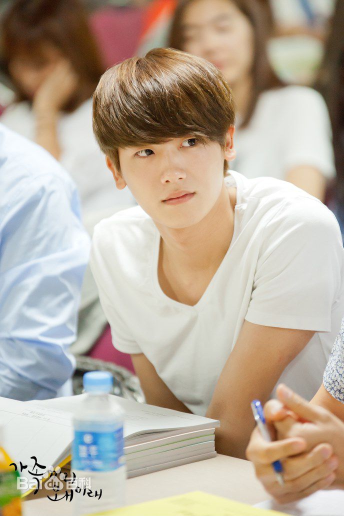 朴炯植(，Park Hyung Sik)在《家族之间何必这样》（2014）中的