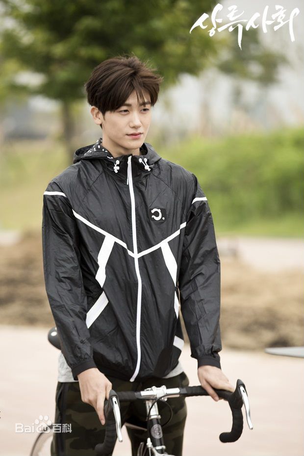 精选朴炯植(，Park Hyung Sik)在《上流社会》（2015）中的图册