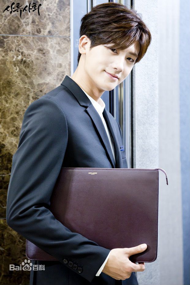 精选朴炯植(，Park Hyung Sik)在《上流社会》（2015）中的图册