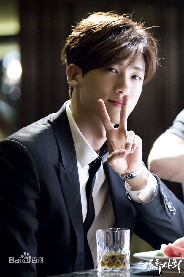 精选朴炯植(，Park Hyung Sik)在《上流社会》（2015）中的图册