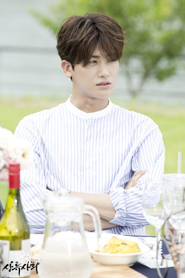 精选朴炯植(，Park Hyung Sik)在《上流社会》（2015）中的图册