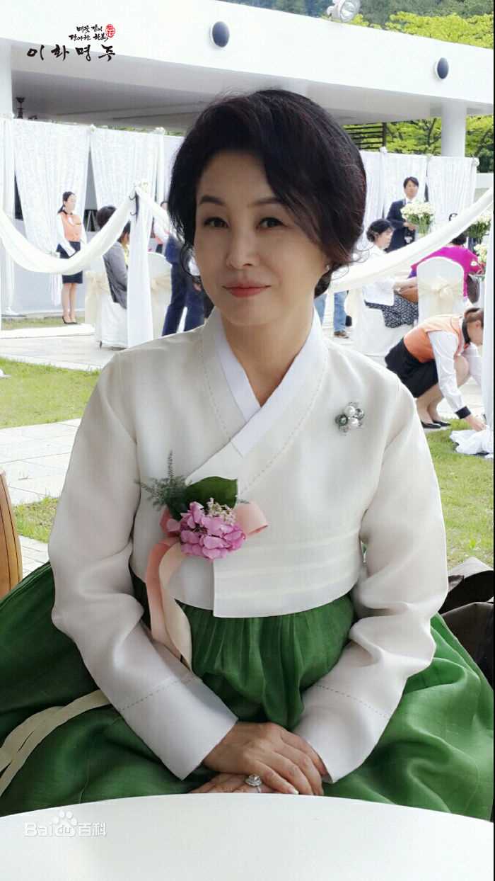 金美淑 金美淑(，Kim Mi Sook)《女王之花》最全剧照-万佳直播吧