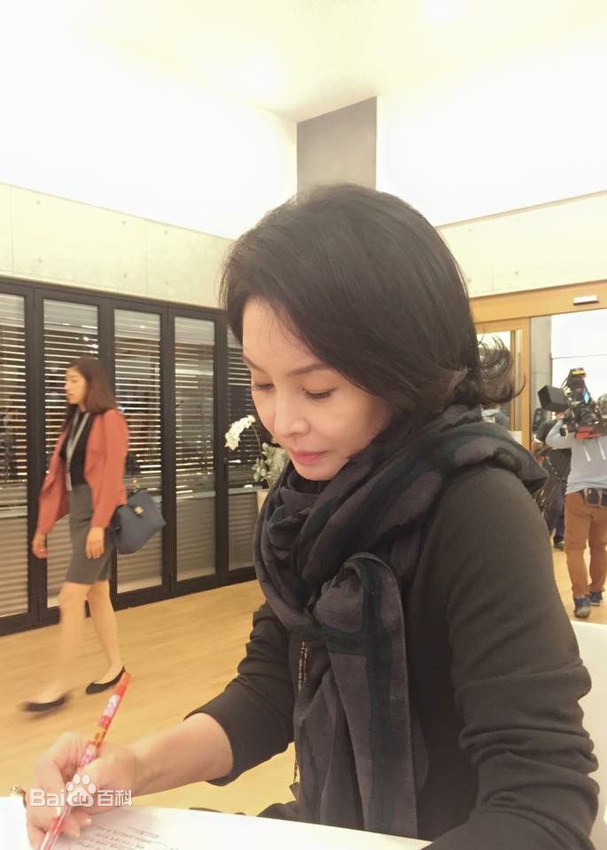 金美淑(，Kim Mi Sook)生活照壁纸壁纸