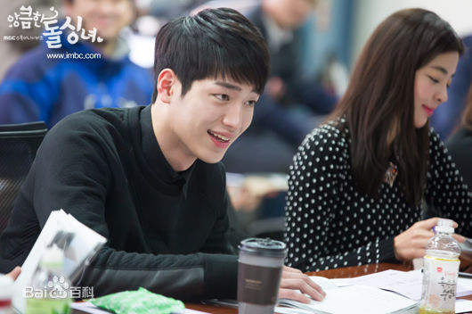 徐康俊(；Seo Kang Joon)别有用心的单身女性感图片图集