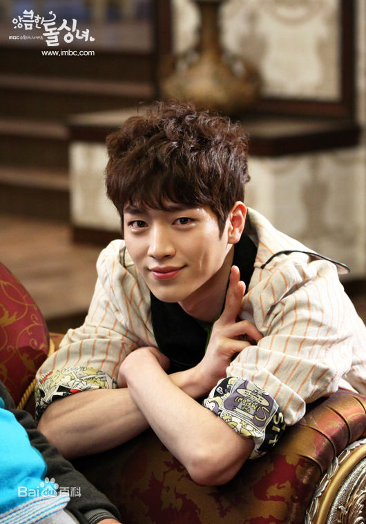 徐康俊(；Seo Kang Joon)别有用心的单身女性感图片图集