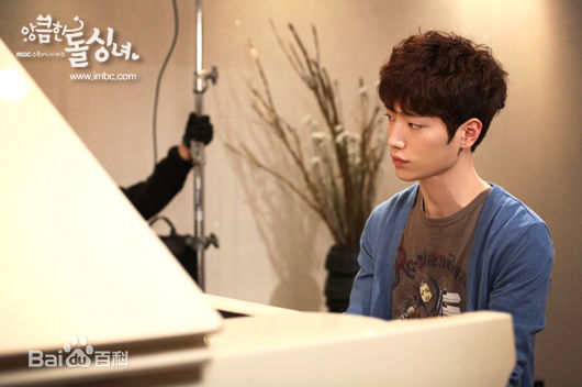 徐康俊(；Seo Kang Joon)别有用心的单身女性感图片图集