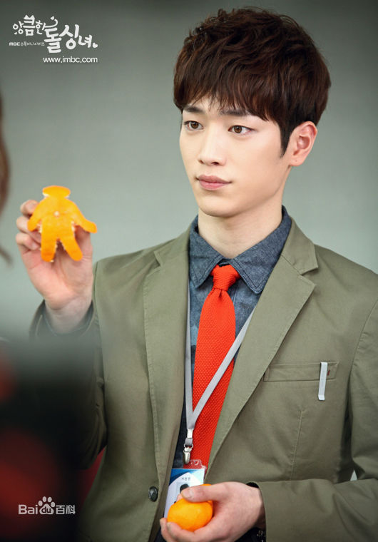 徐康俊(；Seo Kang Joon)别有用心的单身女性感图片图集