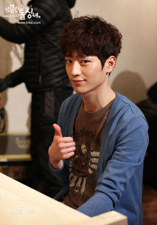 徐康俊(；Seo Kang Joon)别有用心的单身女性感图片图集