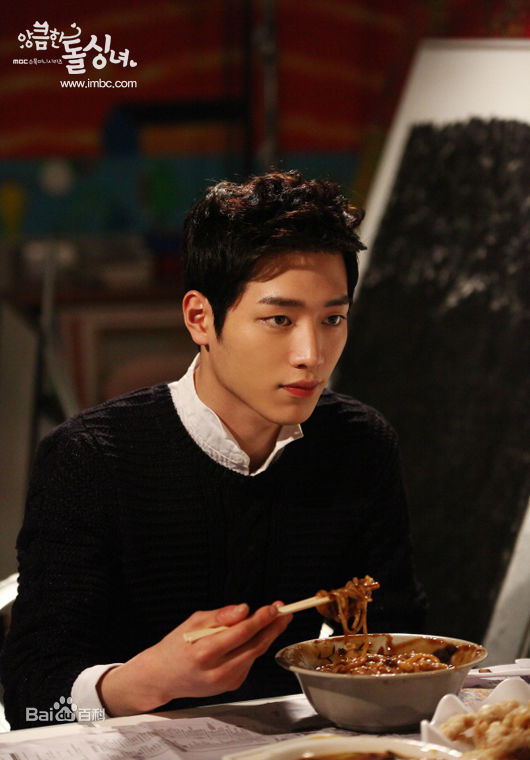 徐康俊(；Seo Kang Joon)别有用心的单身女性感图片图集