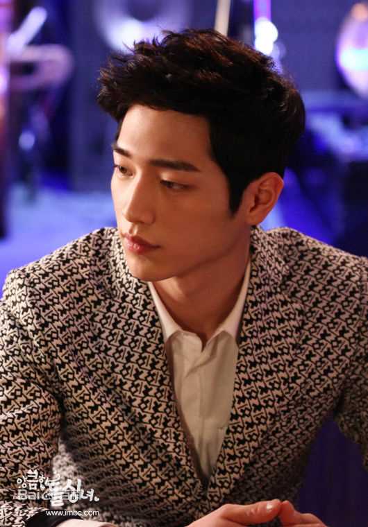 徐康俊(；Seo Kang Joon)别有用心的单身女性感图片图集