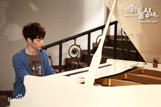 徐康俊(；Seo Kang Joon)别有用心的单身女性感图片图集