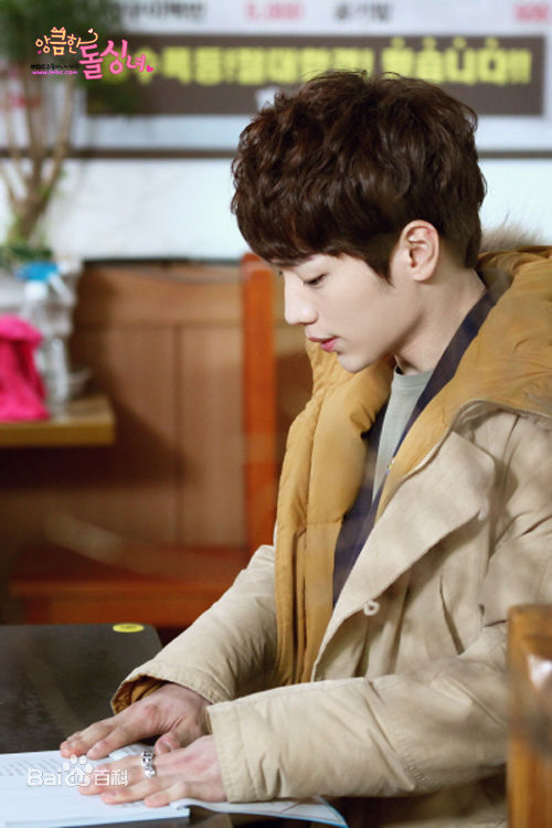 徐康俊(；Seo Kang Joon)别有用心的单身女性感图片图集