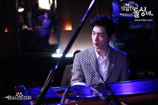 徐康俊(；Seo Kang Joon)别有用心的单身女性感图片图集