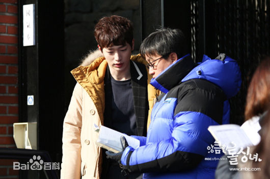 徐康俊(；Seo Kang Joon)别有用心的单身女性感图片图集