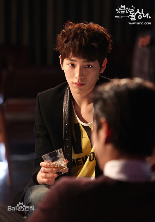 徐康俊(；Seo Kang Joon)别有用心的单身女性感图片图集