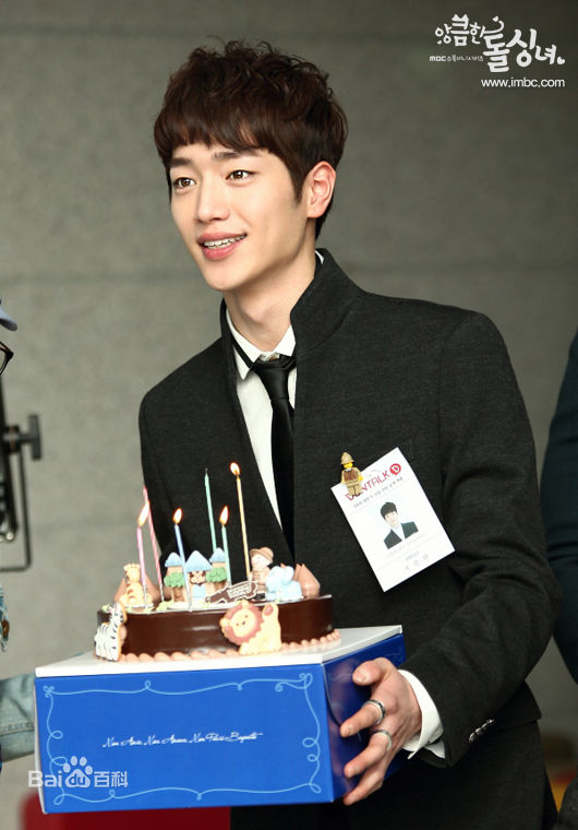 徐康俊(；Seo Kang Joon)别有用心的单身女性感图片图集