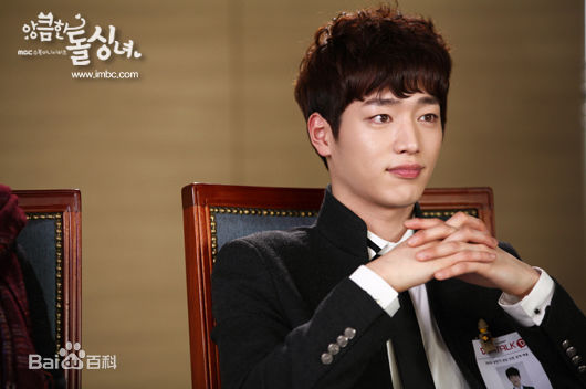 徐康俊(；Seo Kang Joon)别有用心的单身女性感图片图集