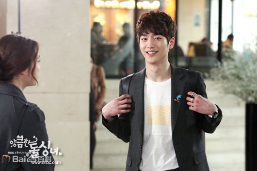 徐康俊(；Seo Kang Joon)别有用心的单身女性感图片图集