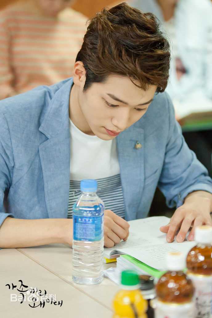 徐康俊(；Seo Kang Joon)家人之间为何这样前后照片