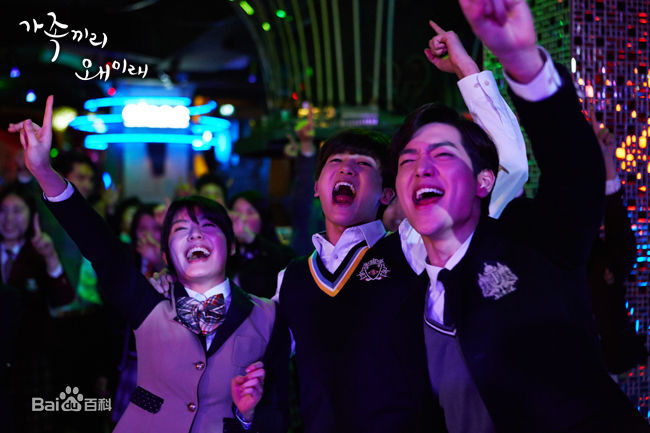 徐康俊(；Seo Kang Joon)家人之间为何这样前后照片