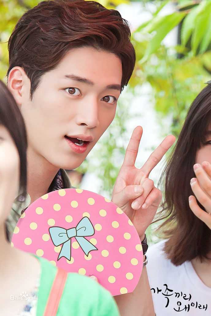 徐康俊(；Seo Kang Joon)家人之间为何这样前后照片