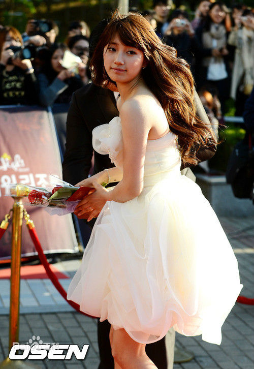 裴秀智((韩)、Suzy Bae(英)、Bae Sue Ji(罗马)、スジ(日))获奖、颁奖图图册