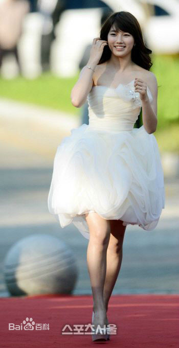 裴秀智((韩)、Suzy Bae(英)、Bae Sue Ji(罗马)、スジ(日))获奖、颁奖图图册