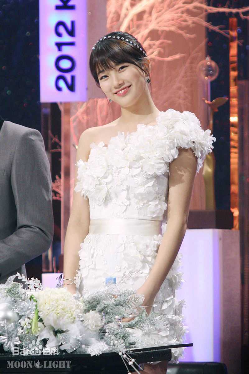 裴秀智((韩)、Suzy Bae(英)、Bae Sue Ji(罗马)、スジ(日))主持前后照片