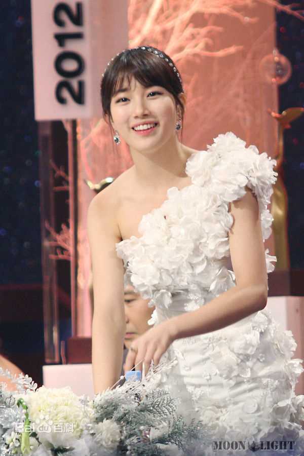 裴秀智((韩)、Suzy Bae(英)、Bae Sue Ji(罗马)、スジ(日))主持前后照片