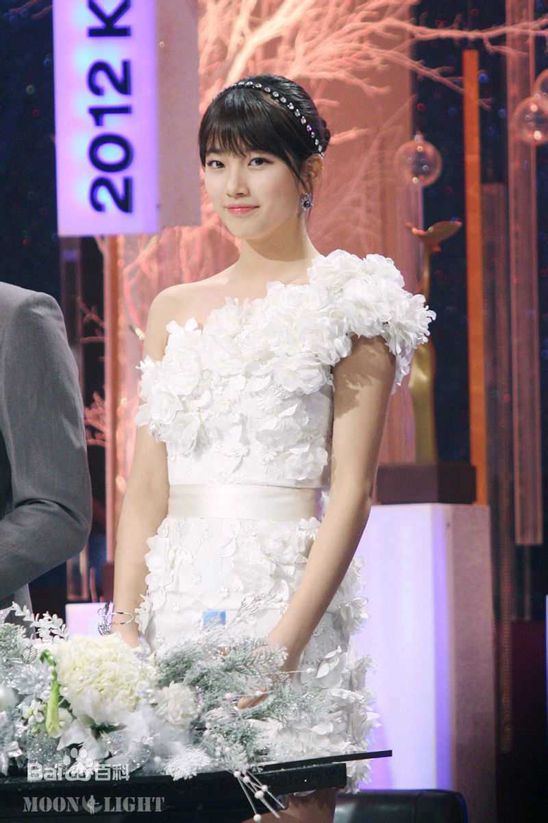 裴秀智((韩)、Suzy Bae(英)、Bae Sue Ji(罗马)、スジ(日))主持前后照片