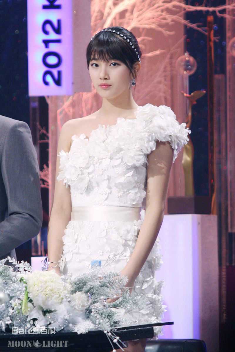 裴秀智((韩)、Suzy Bae(英)、Bae Sue Ji(罗马)、スジ(日))主持前后照片