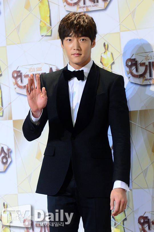 崔振赫（或翻译为崔真赫、崔镇赫）( / Choi Jin Hyuk / Kim Tae Ho)崔振赫活动图册壁纸壁纸