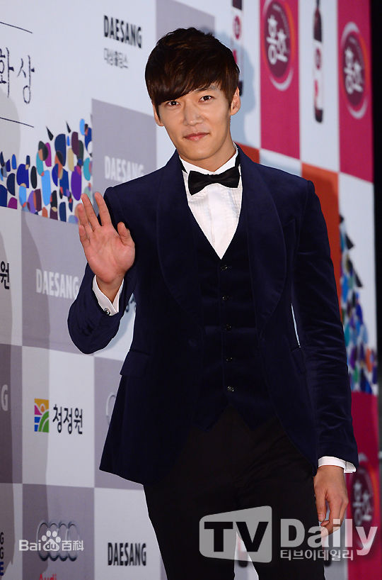 崔振赫（或翻译为崔真赫、崔镇赫）( / Choi Jin Hyuk / Kim Tae Ho)崔振赫活动图册壁纸壁纸