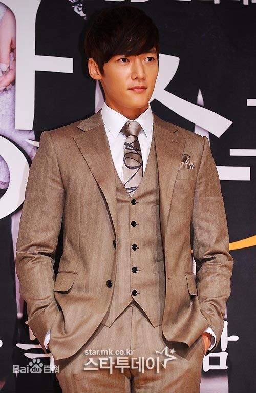 崔振赫（或翻译为崔真赫、崔镇赫）( / Choi Jin Hyuk / Kim Tae Ho)崔振赫活动图册壁纸壁纸