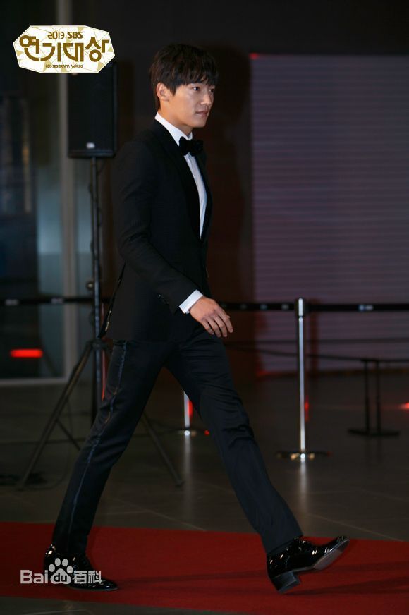 崔振赫（或翻译为崔真赫、崔镇赫）( / Choi Jin Hyuk / Kim Tae Ho)崔振赫活动图册壁纸壁纸