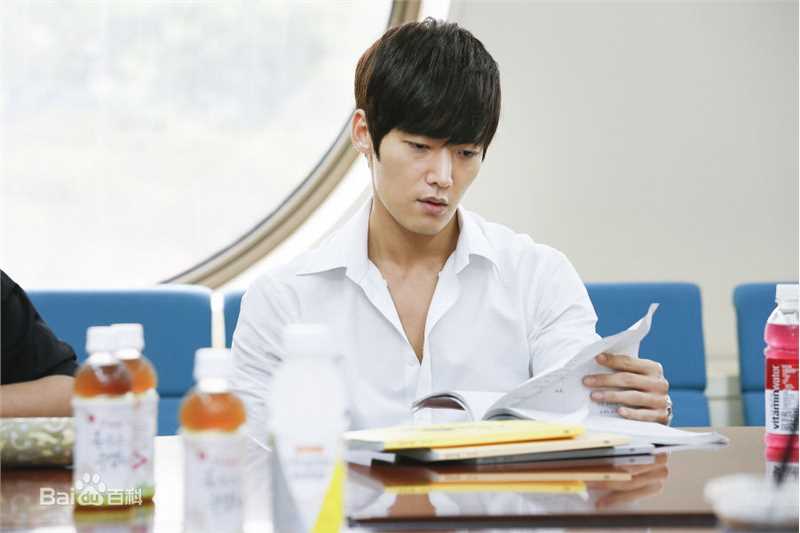 崔振赫（或翻译为崔真赫、崔镇赫）( / Choi Jin Hyuk / Kim Tae Ho)崔振赫作品图册前后照片