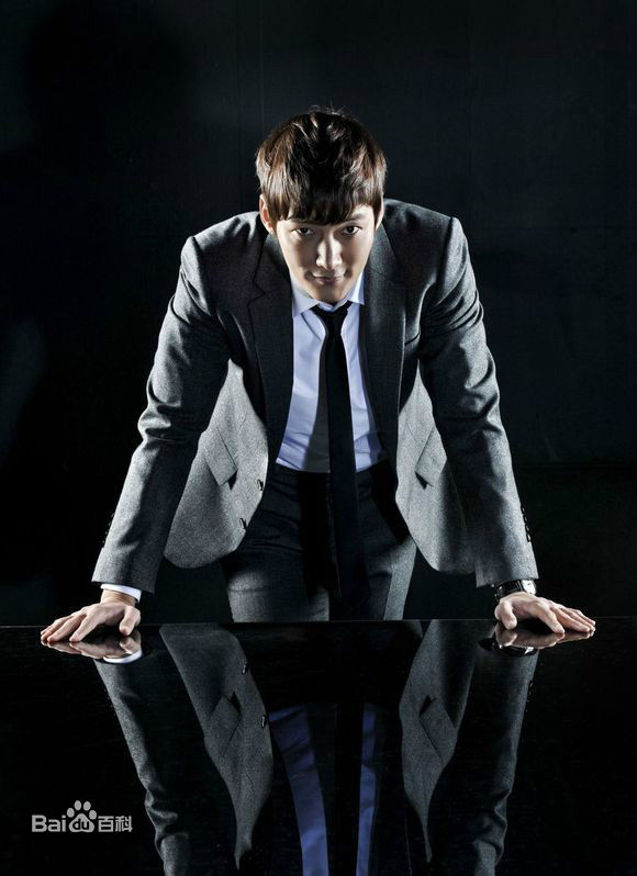 崔振赫（或翻译为崔真赫、崔镇赫）( / Choi Jin Hyuk / Kim Tae Ho)崔振赫作品图册前后照片