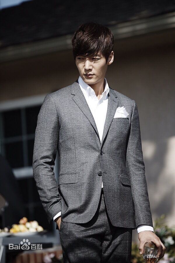 崔振赫（或翻译为崔真赫、崔镇赫）( / Choi Jin Hyuk / Kim Tae Ho)崔振赫作品图册前后照片