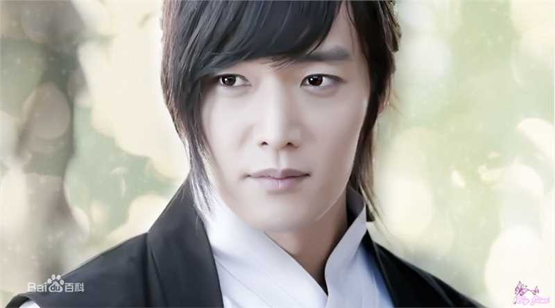 崔振赫（或翻译为崔真赫、崔镇赫）( / Choi Jin Hyuk / Kim Tae Ho)崔振赫作品图册前后照片