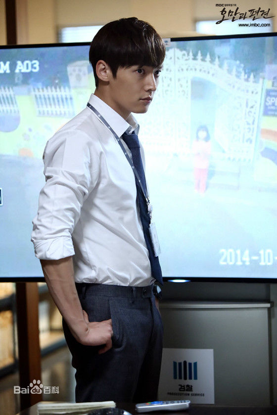 崔振赫（或翻译为崔真赫、崔镇赫）( / Choi Jin Hyuk / Kim Tae Ho)崔振赫作品图册前后照片