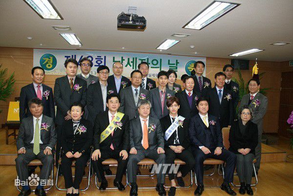 沈昌珉(，Max，チャンミン)出席纳税者之日活动生活照相册