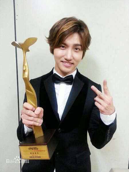 沈昌珉(，Max，チャンミン)获奖性感图片图集