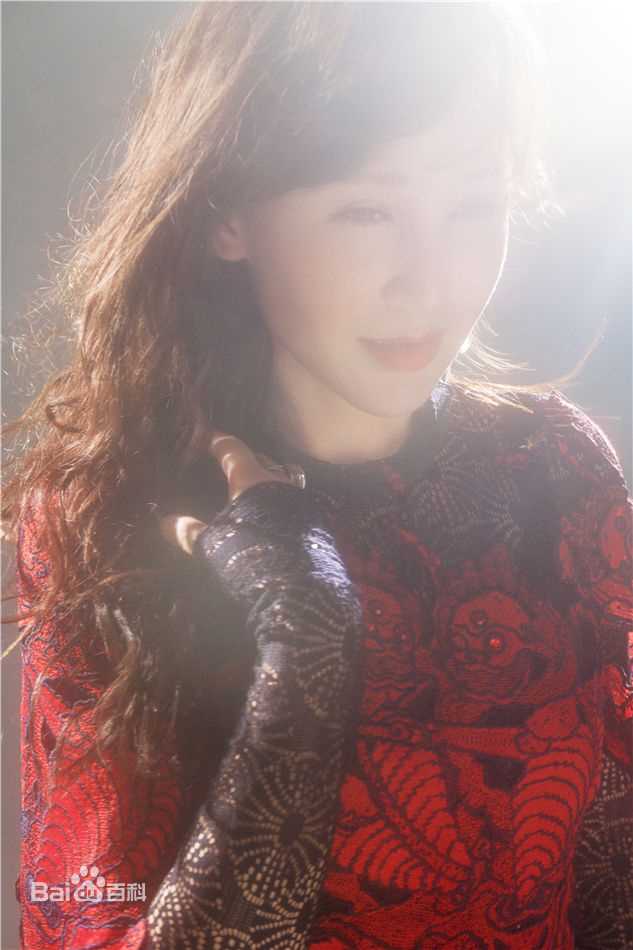 岳丽娜时尚大片 光影交错诠释高级质感