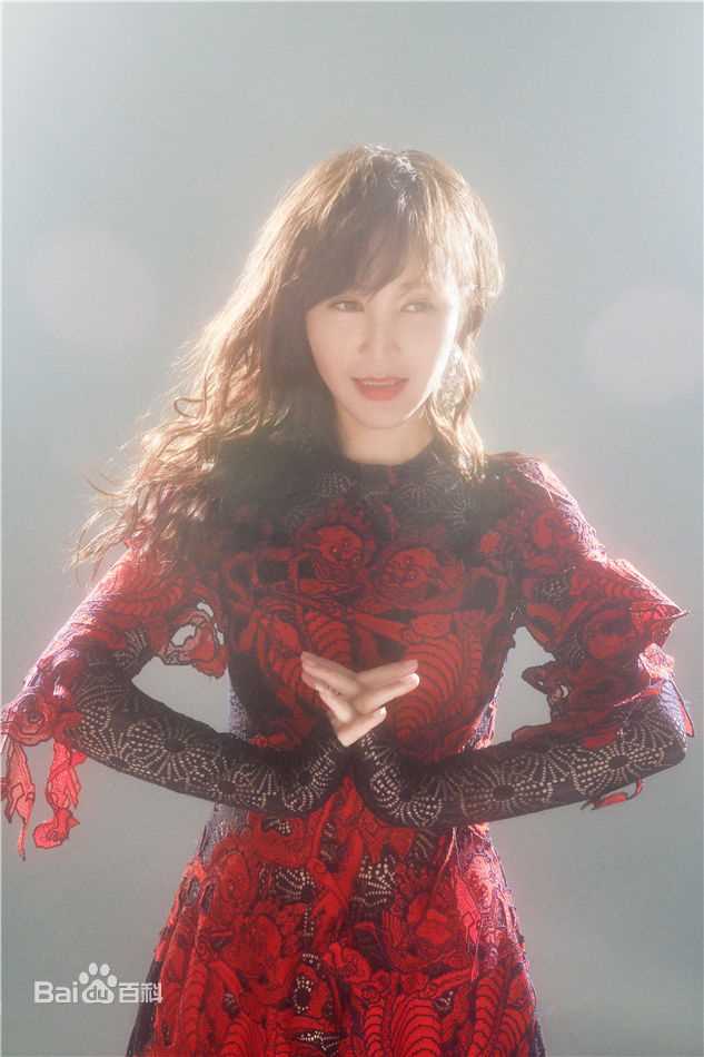 岳丽娜时尚大片 光影交错诠释高级质感