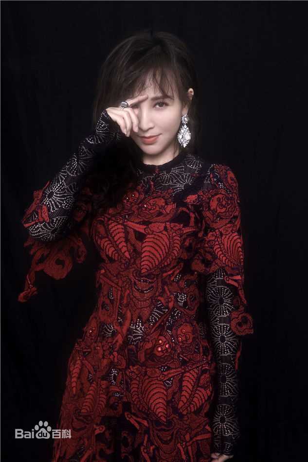 岳丽娜时尚大片 光影交错诠释高级质感