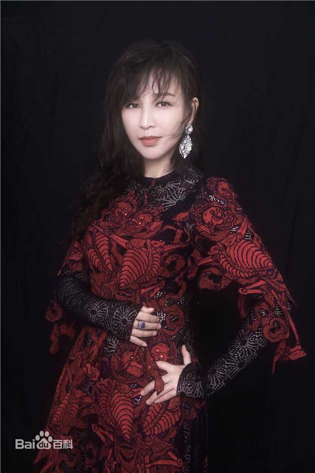 岳丽娜时尚大片 光影交错诠释高级质感