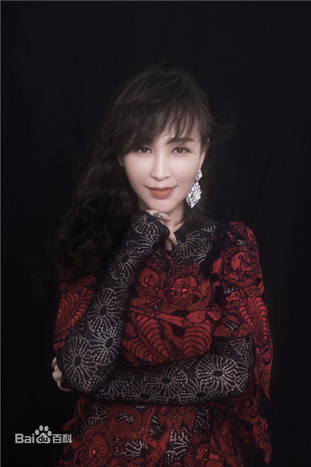 岳丽娜时尚大片 光影交错诠释高级质感